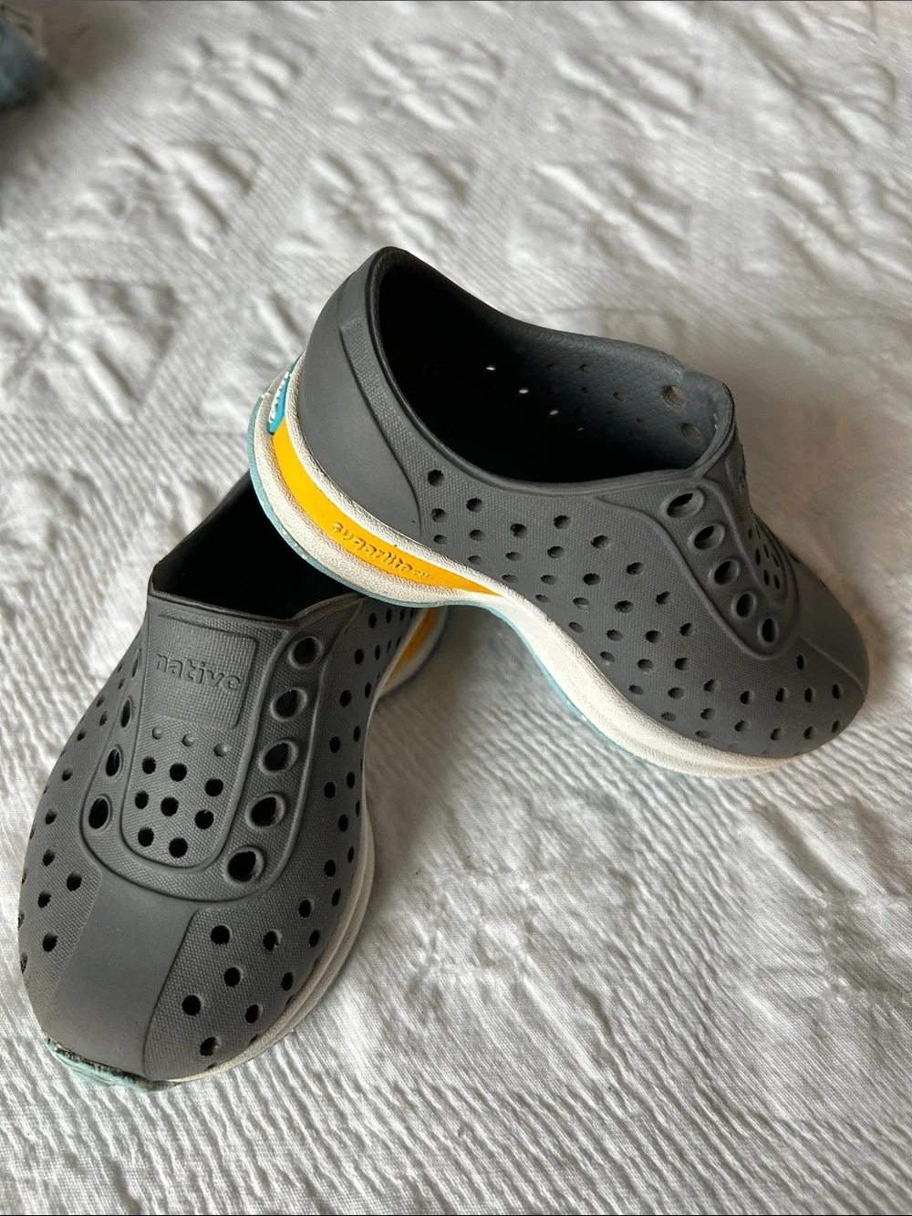 Native Sugarlite Robbie Shoe kid SZ 5, Grey comfort.